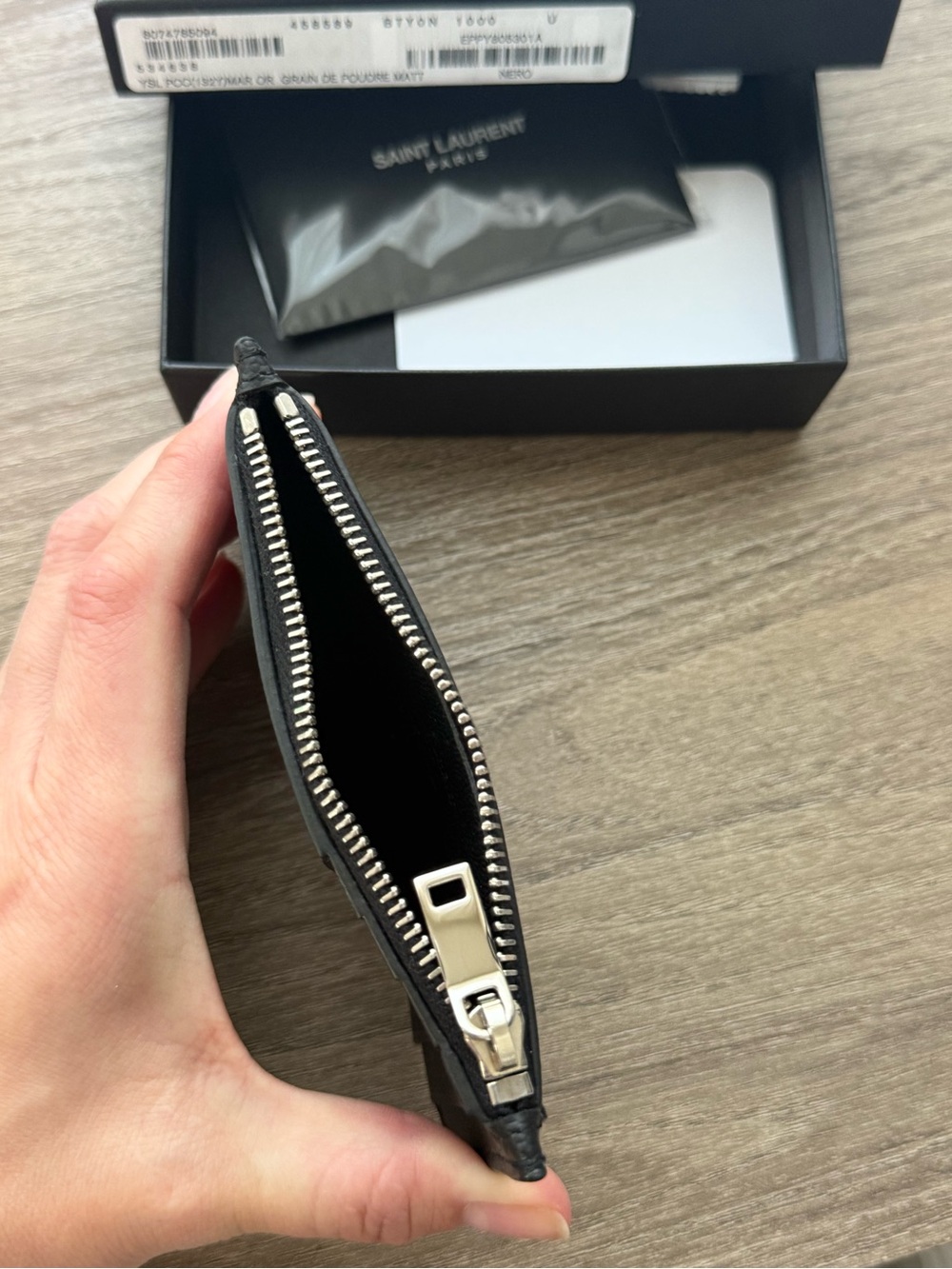 NEW! AUT! SAINT LAURENT PARIS FRAGMENTS ZIPPED CARD CASE IN GRAIN LEATHER
BLACK - Picture 4 of 7